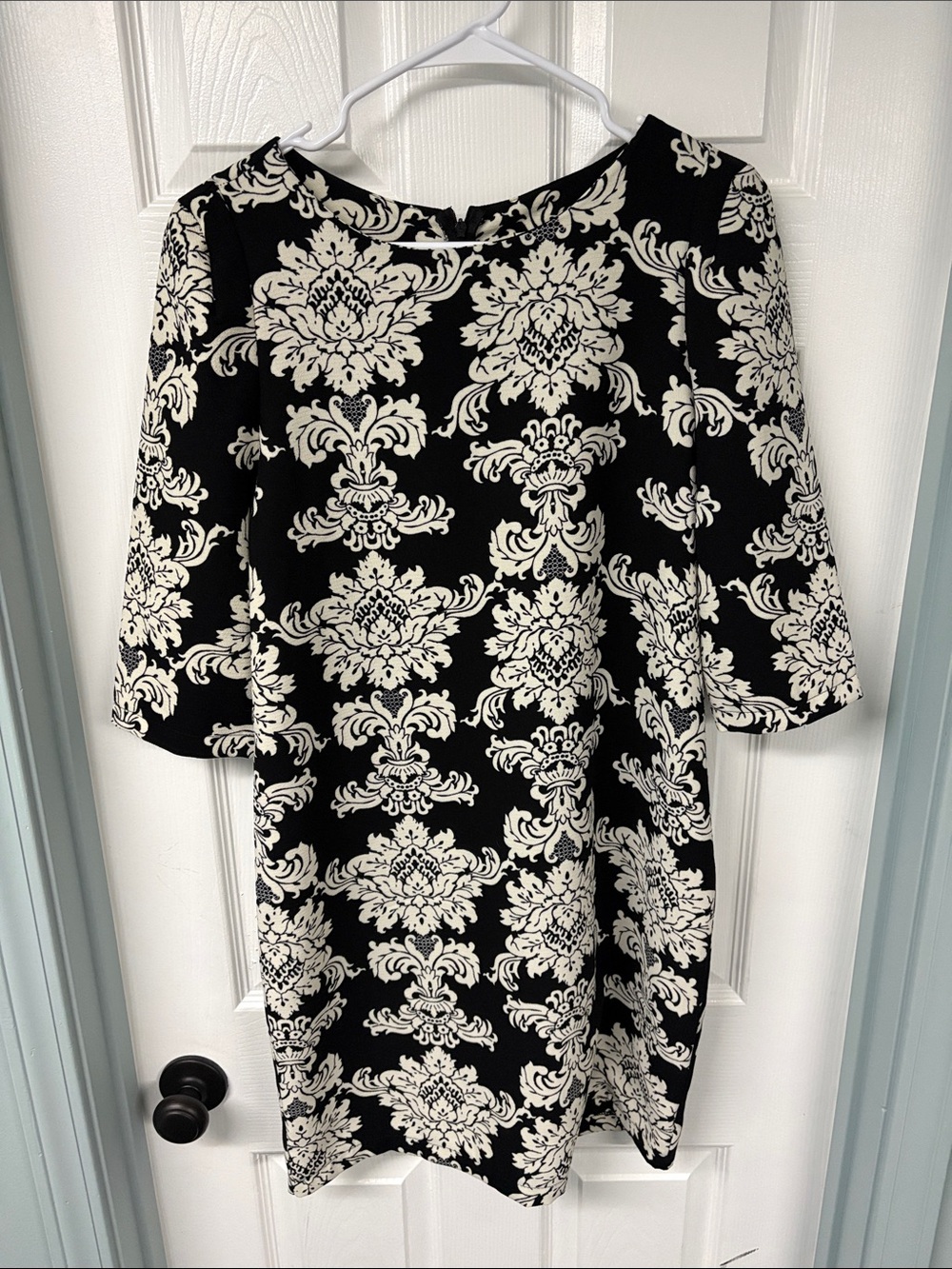 Everly Women’s Black and Cream Damask 3/4 Sleeve Shift Dress size L